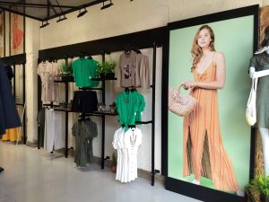 exhibición para tienda de ropa